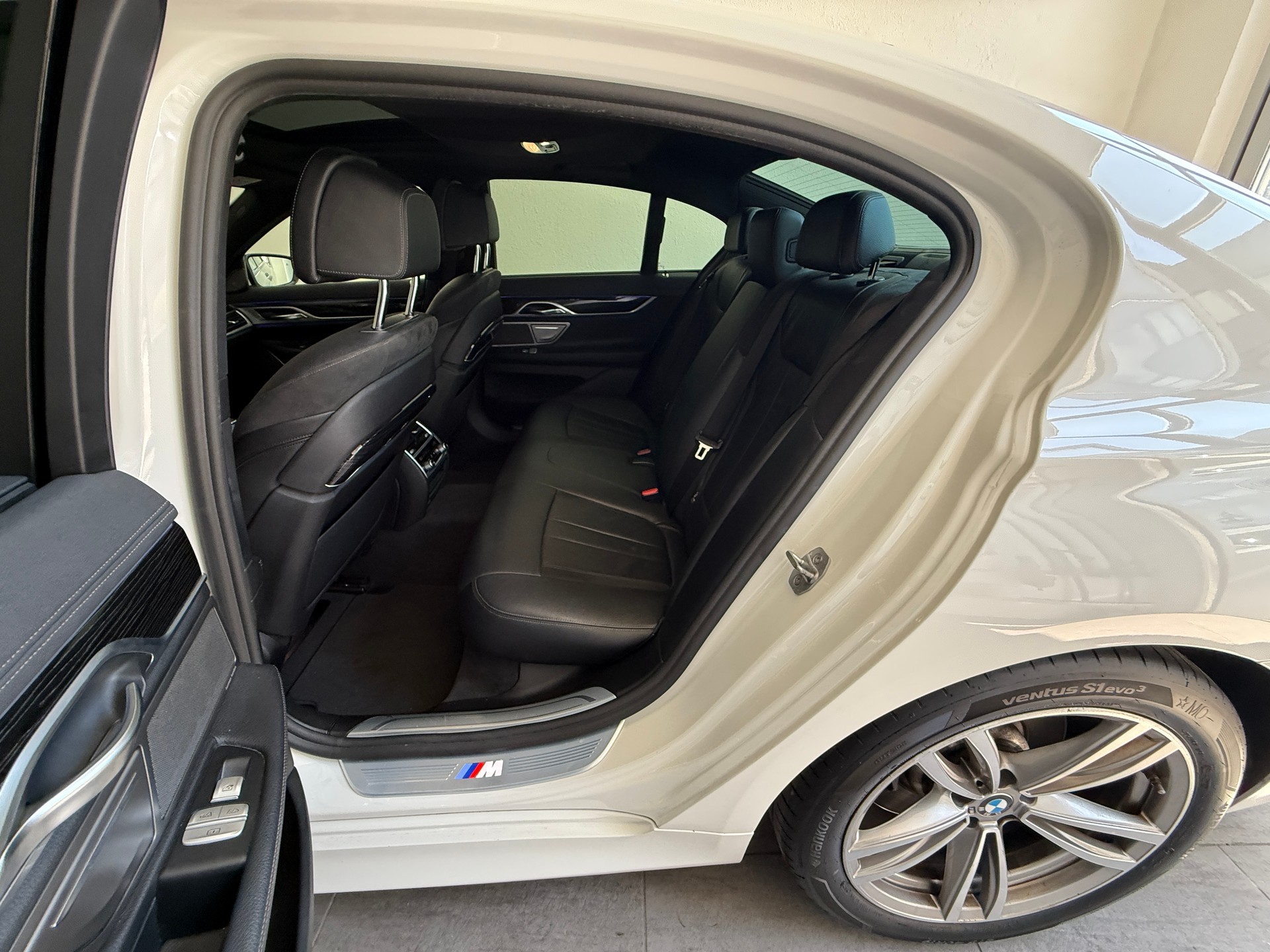 BMW 750i xDrive Steptronic M - Paket Ab 520.- pro Monat-image-10
