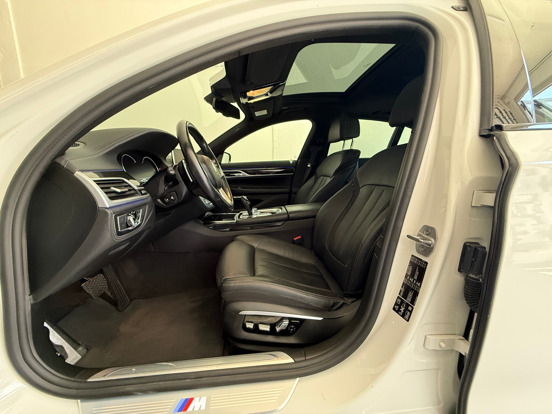 BMW 750i xDrive Steptronic M - Paket Ab 520.- pro Monat-image-9