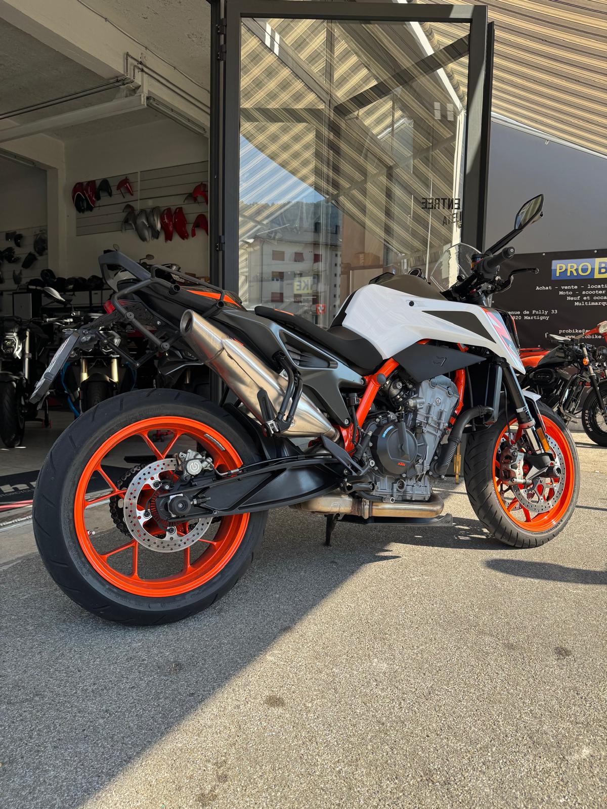KTM 890 Duke R-showroom-element-2