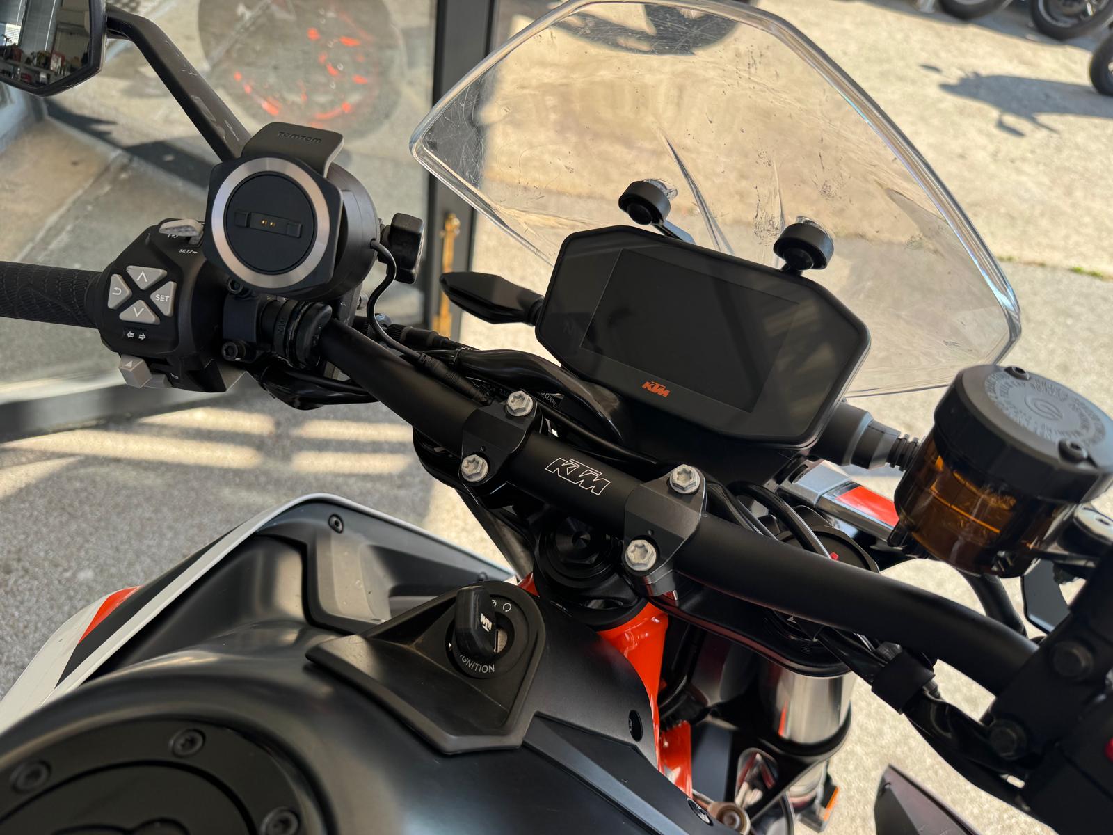 KTM 890 Duke R-showroom-element-3