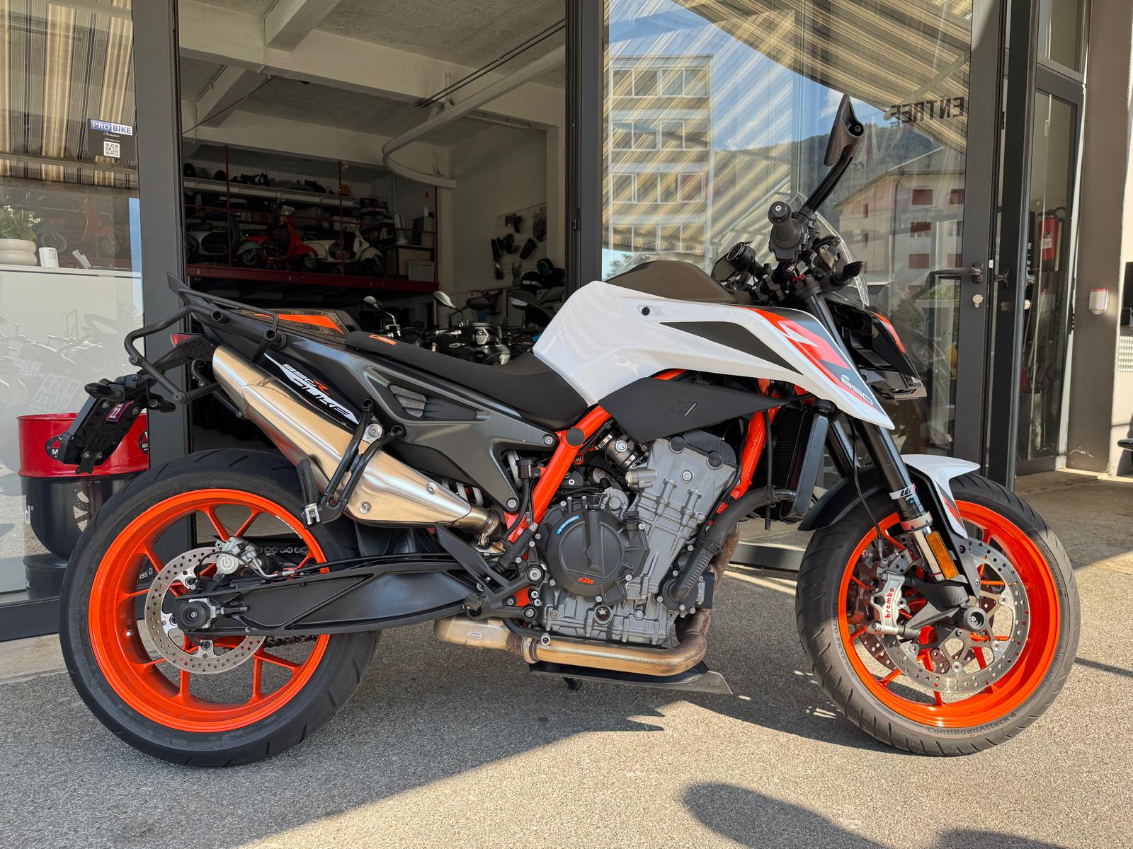 KTM 890 Duke R-showroom-element-1