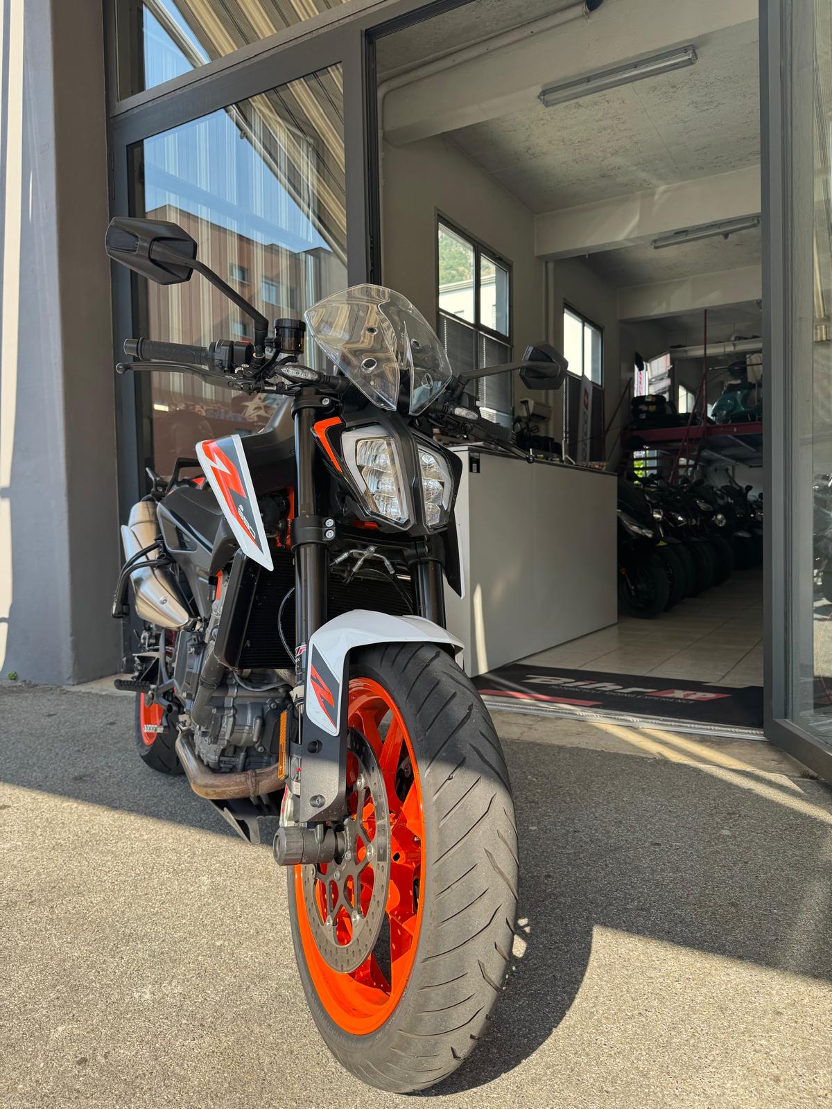 KTM 890 Duke R