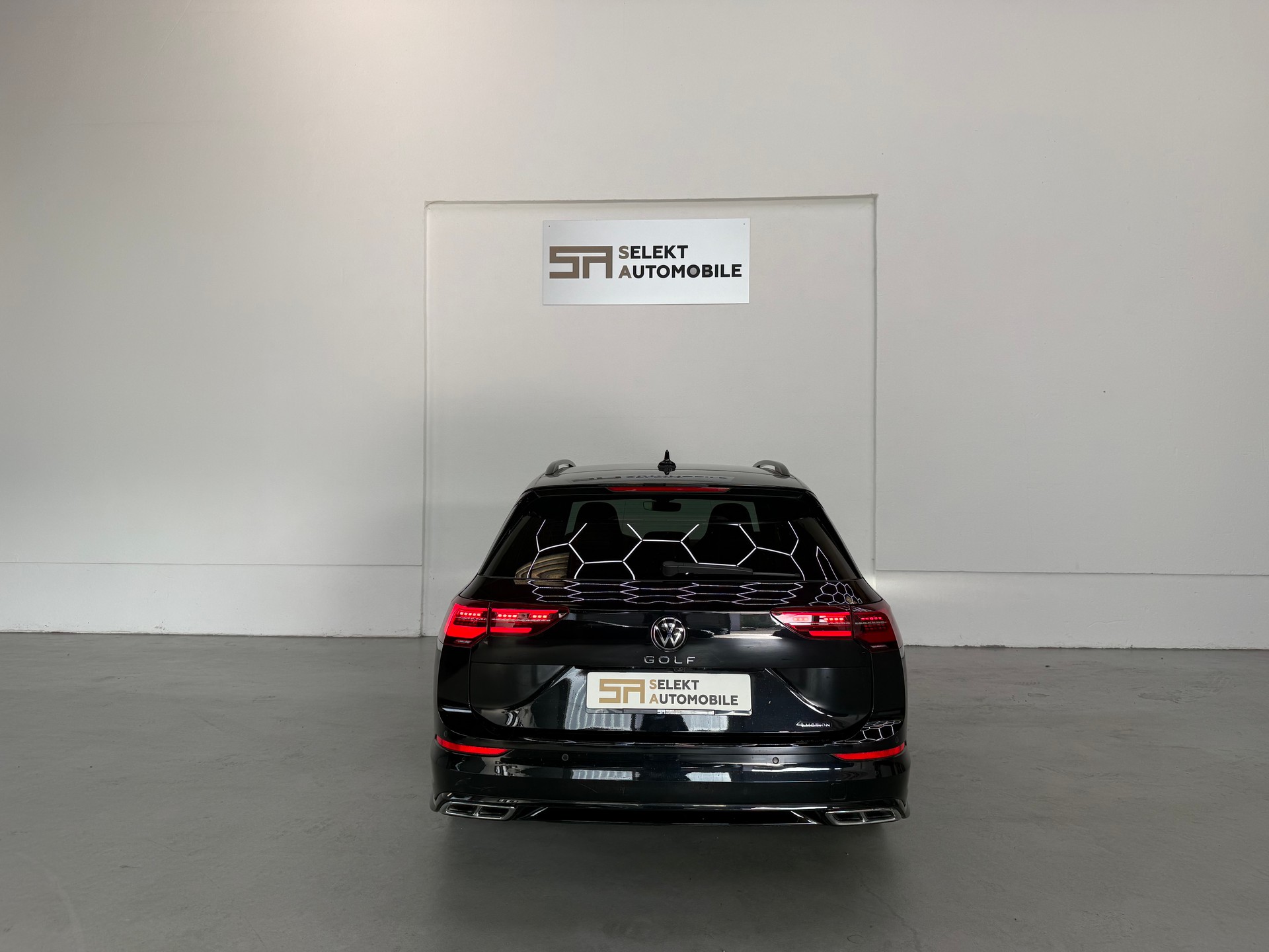 VW Golf Variant 2.0 TSI R-Line DSG 4Motion-image-4