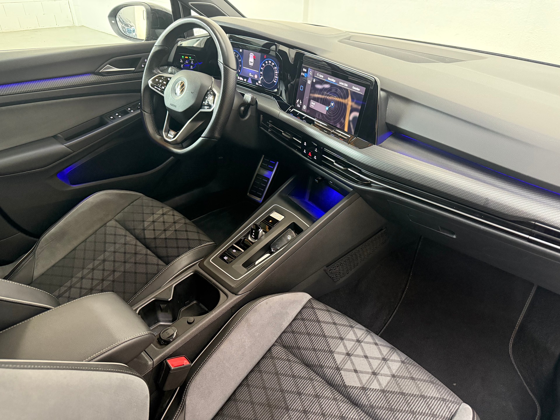 VW Golf Variant 2.0 TSI R-Line DSG 4Motion-image-11