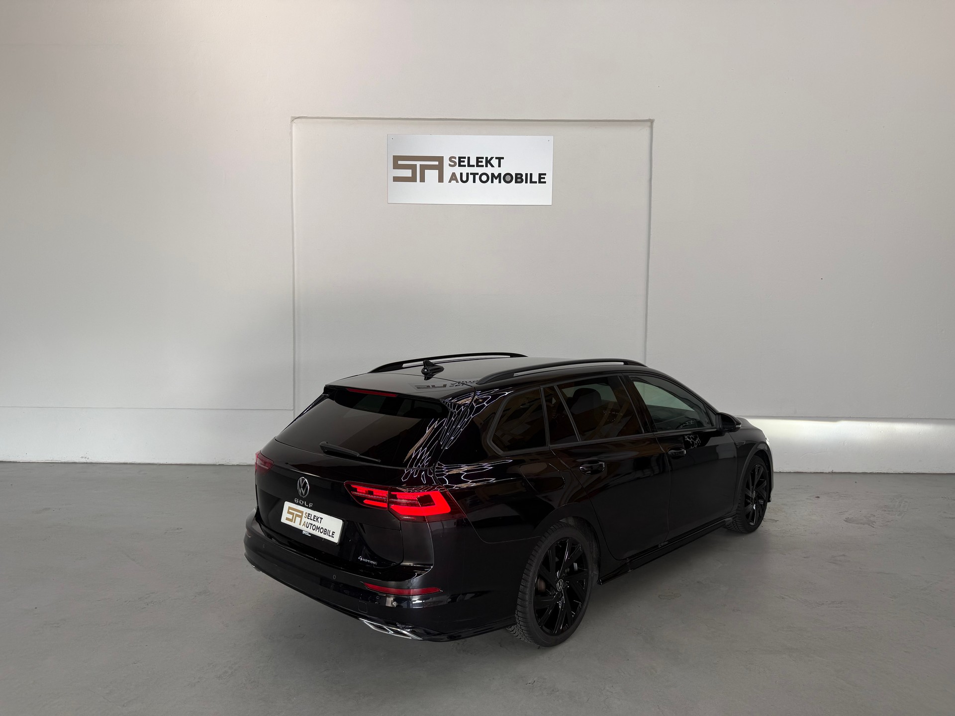 VW Golf Variant 2.0 TSI R-Line DSG 4Motion-image-5