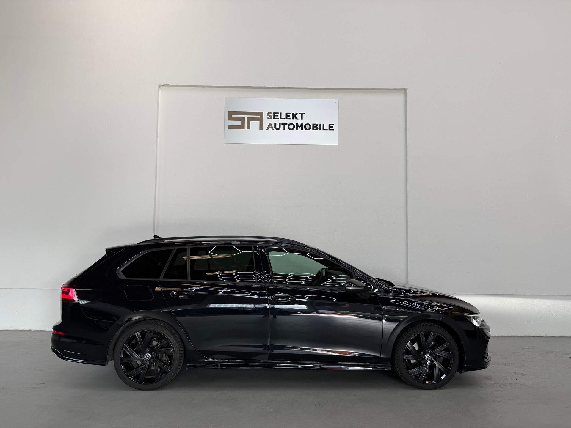 VW Golf Variant 2.0 TSI R-Line DSG 4Motion-image-6