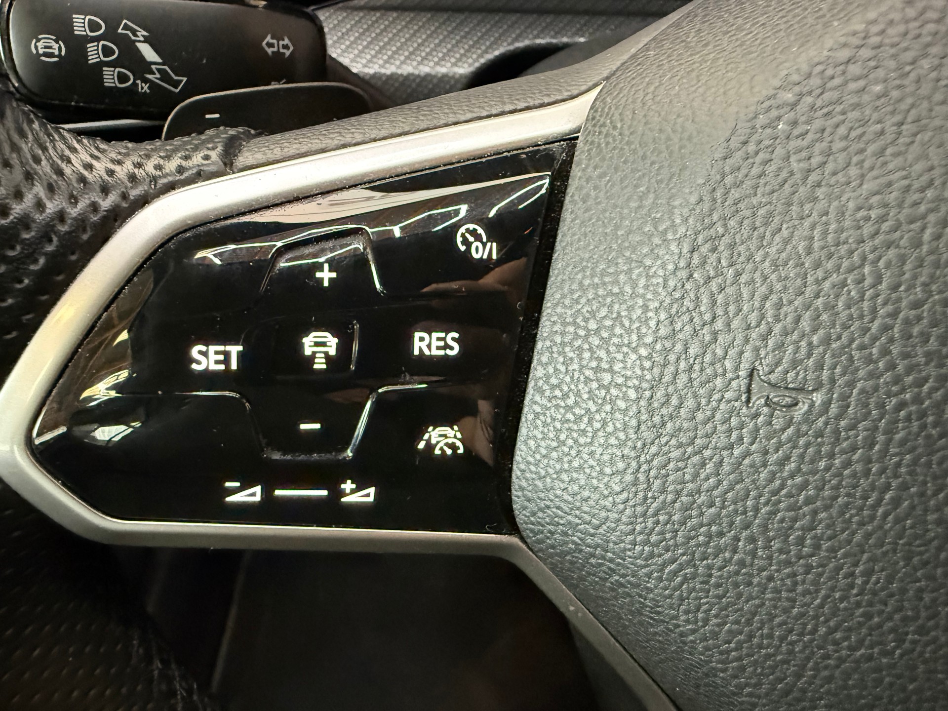 VW Golf Variant 2.0 TSI R-Line DSG 4Motion-image-15