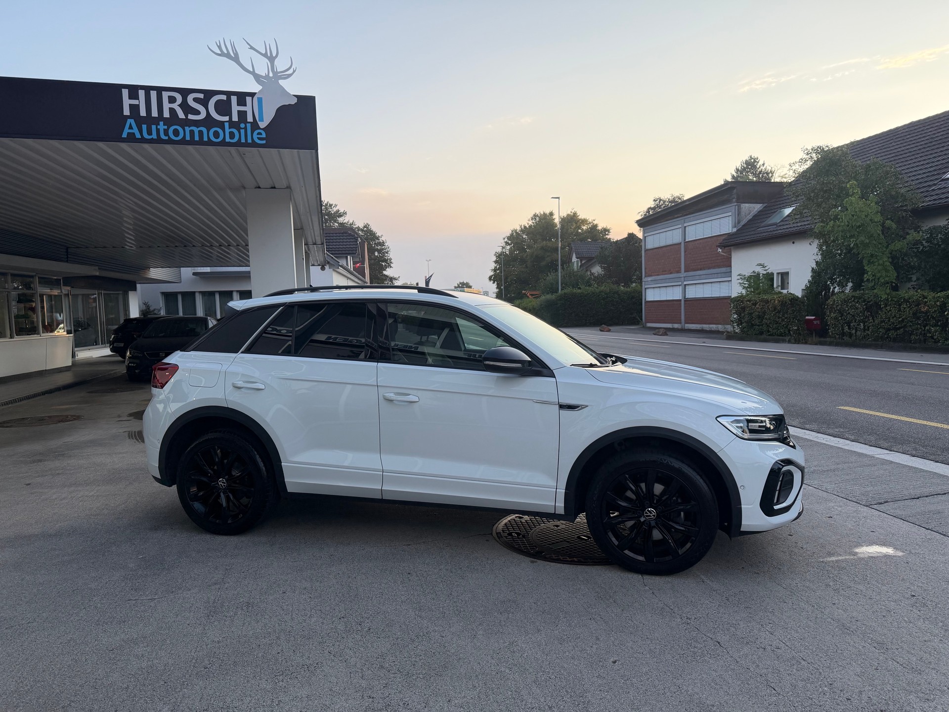 VW T-Roc 2.0 TSI R-Line DSG 4Motion-image-1