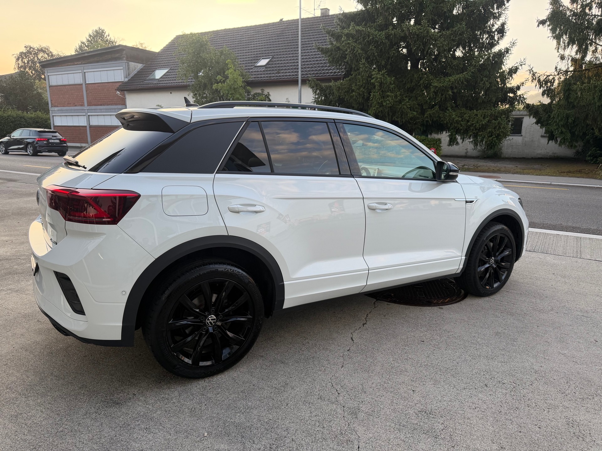 VW T-Roc 2.0 TSI R-Line DSG 4Motion-image-2