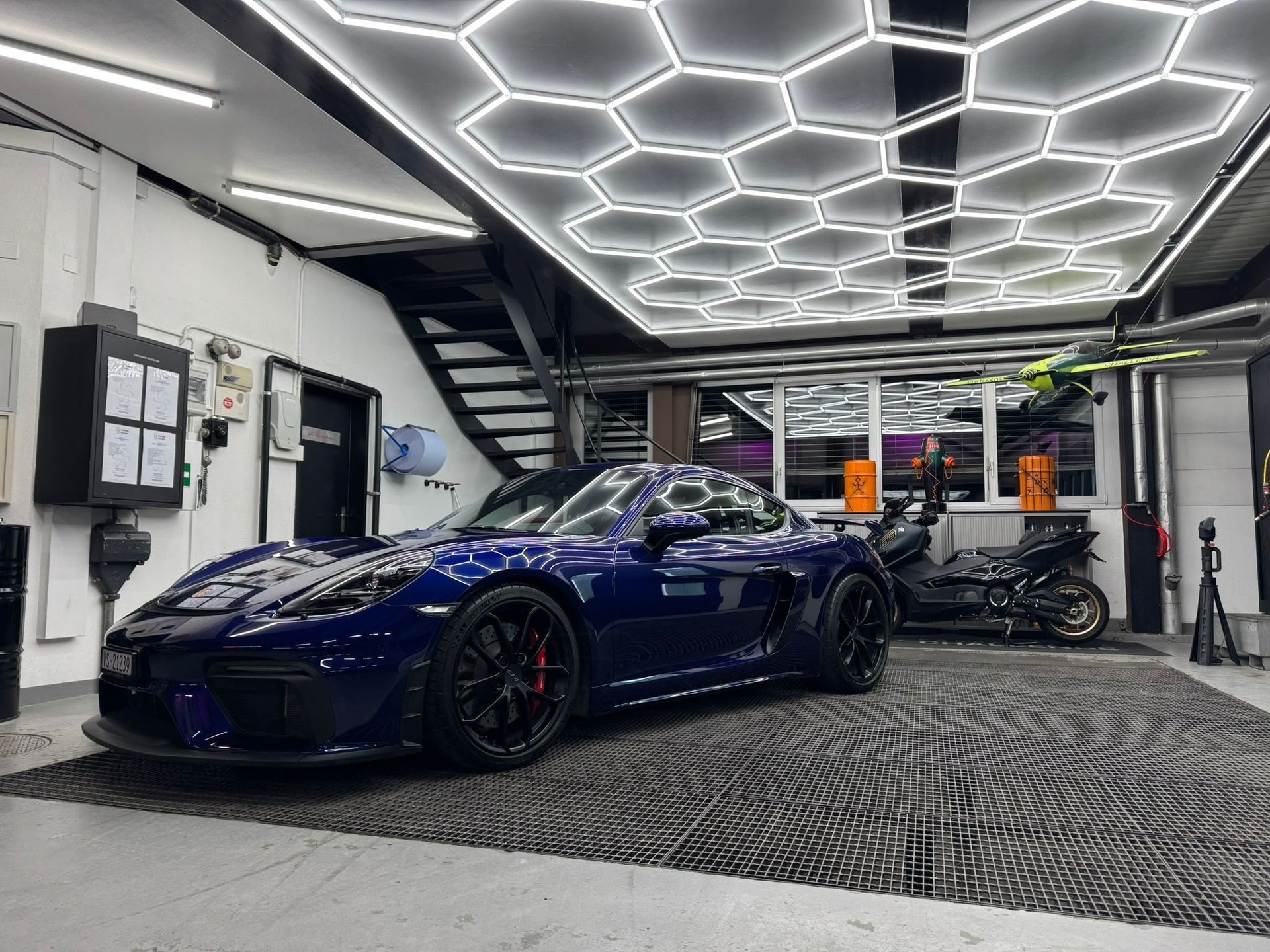 PORSCHE 4.0 GT4 PDK-image-1