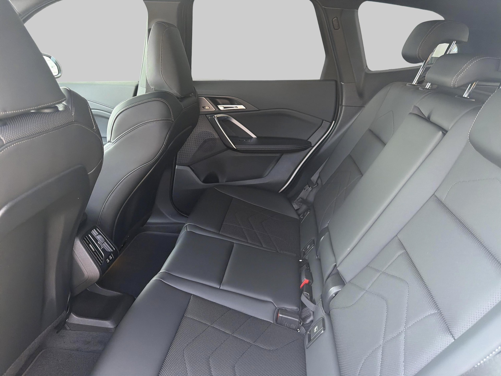 BMW iX1 eDrive 20 M Sport-image-16