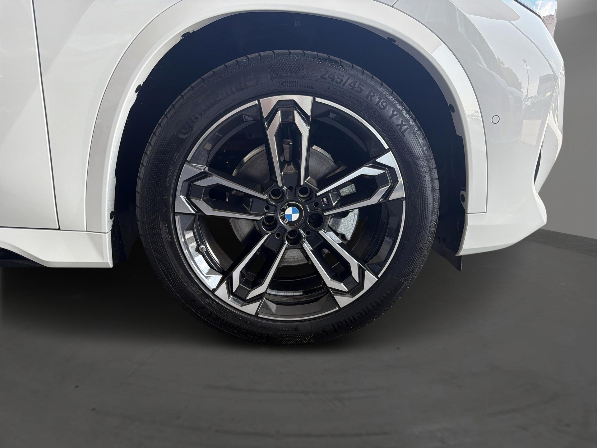BMW iX1 eDrive 20 M Sport-image-5