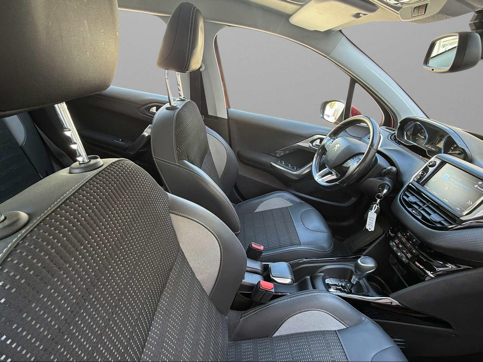PEUGEOT 2008 1.2 PureTech 110 Allure S/S-image-6