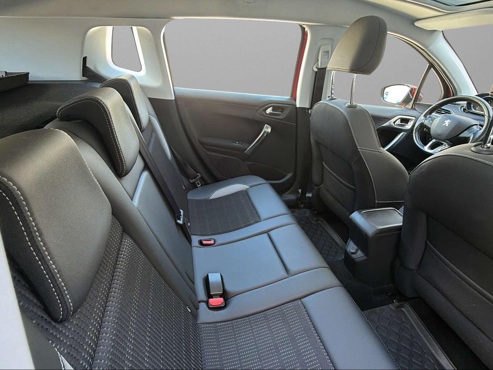 PEUGEOT 2008 1.2 PureTech 110 Allure S/S-image-8