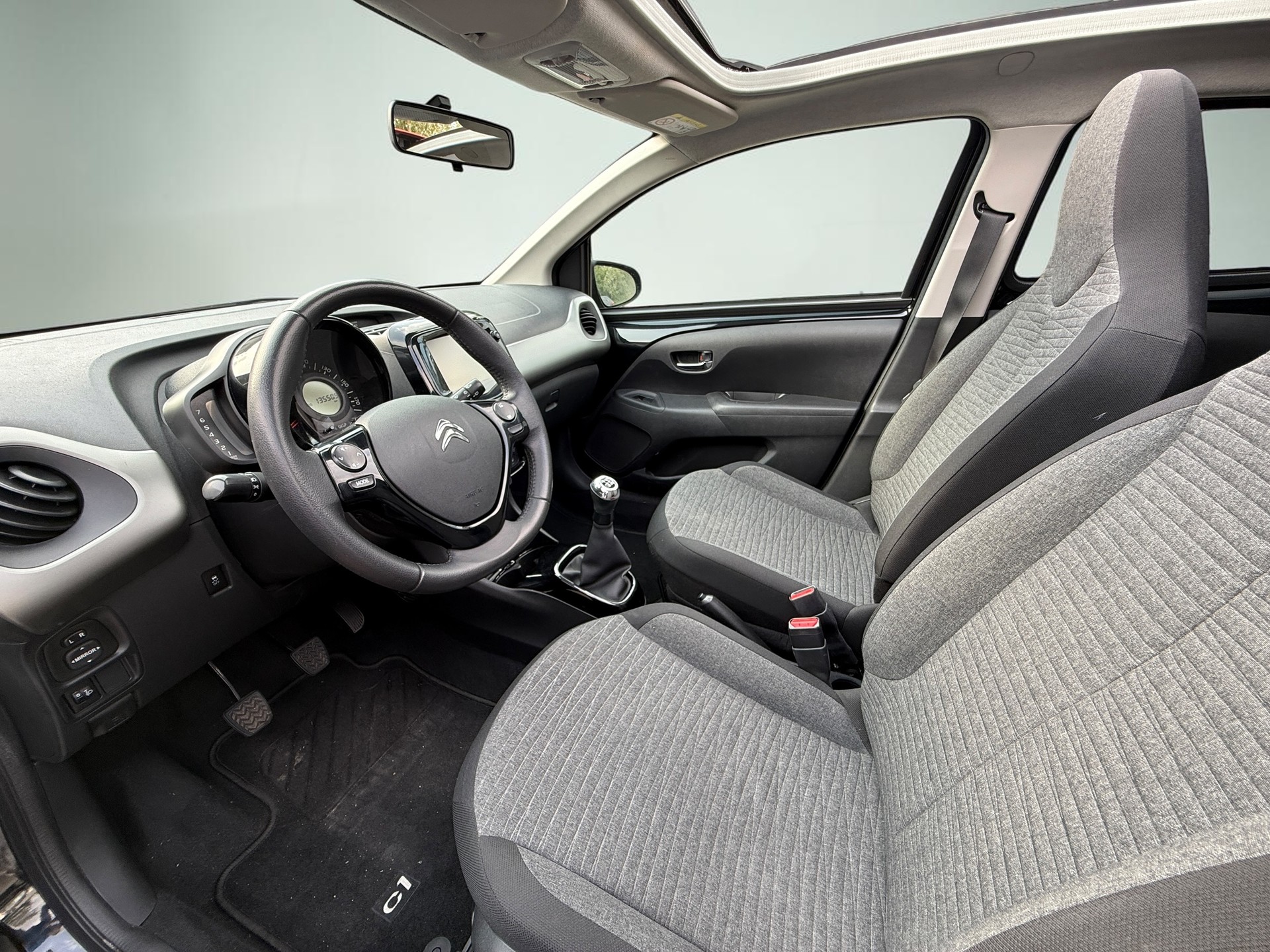 CITROEN C1 1.2 VTi Shine Airscape-image-10