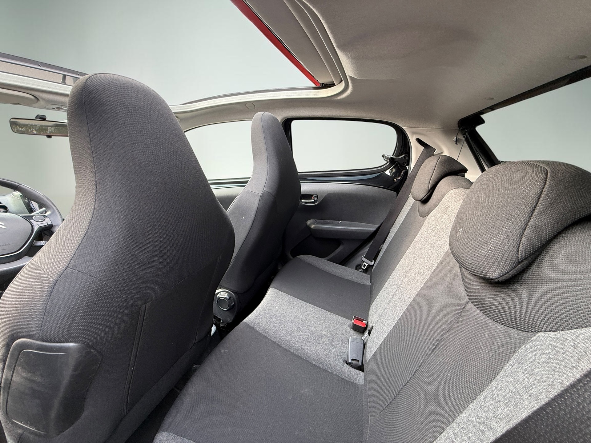 CITROEN C1 1.2 VTi Shine Airscape-image-11