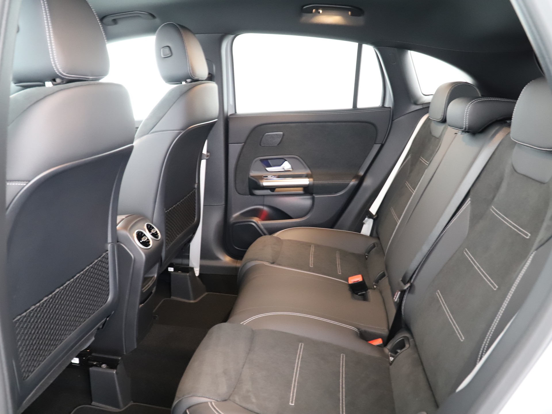 MERCEDES-BENZ GLA 200 Night Star 7G-D-image-10