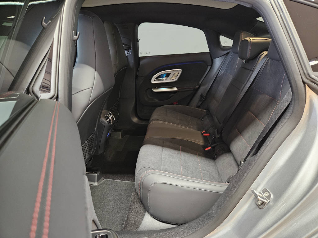 MERCEDES-BENZ CLA 220 4Matic AMG Line-image-5