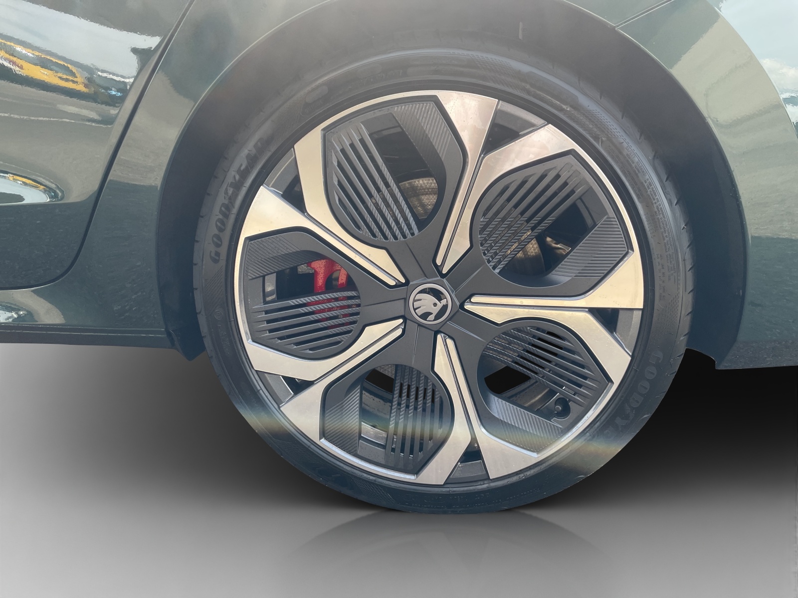 SKODA Octavia Combi 2.0 TSI DSG RS 30 Years Edition-image-13