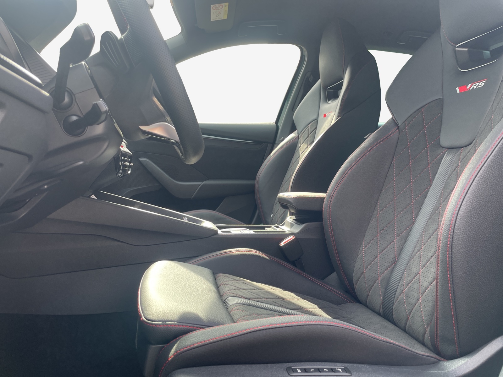 SKODA Octavia Combi 2.0 TSI DSG RS 30 Years Edition-image-14
