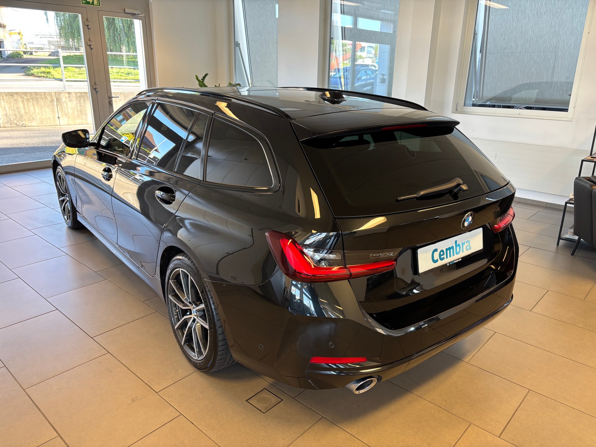 BMW 320d xDrive 48V Touring Steptronic-image-3