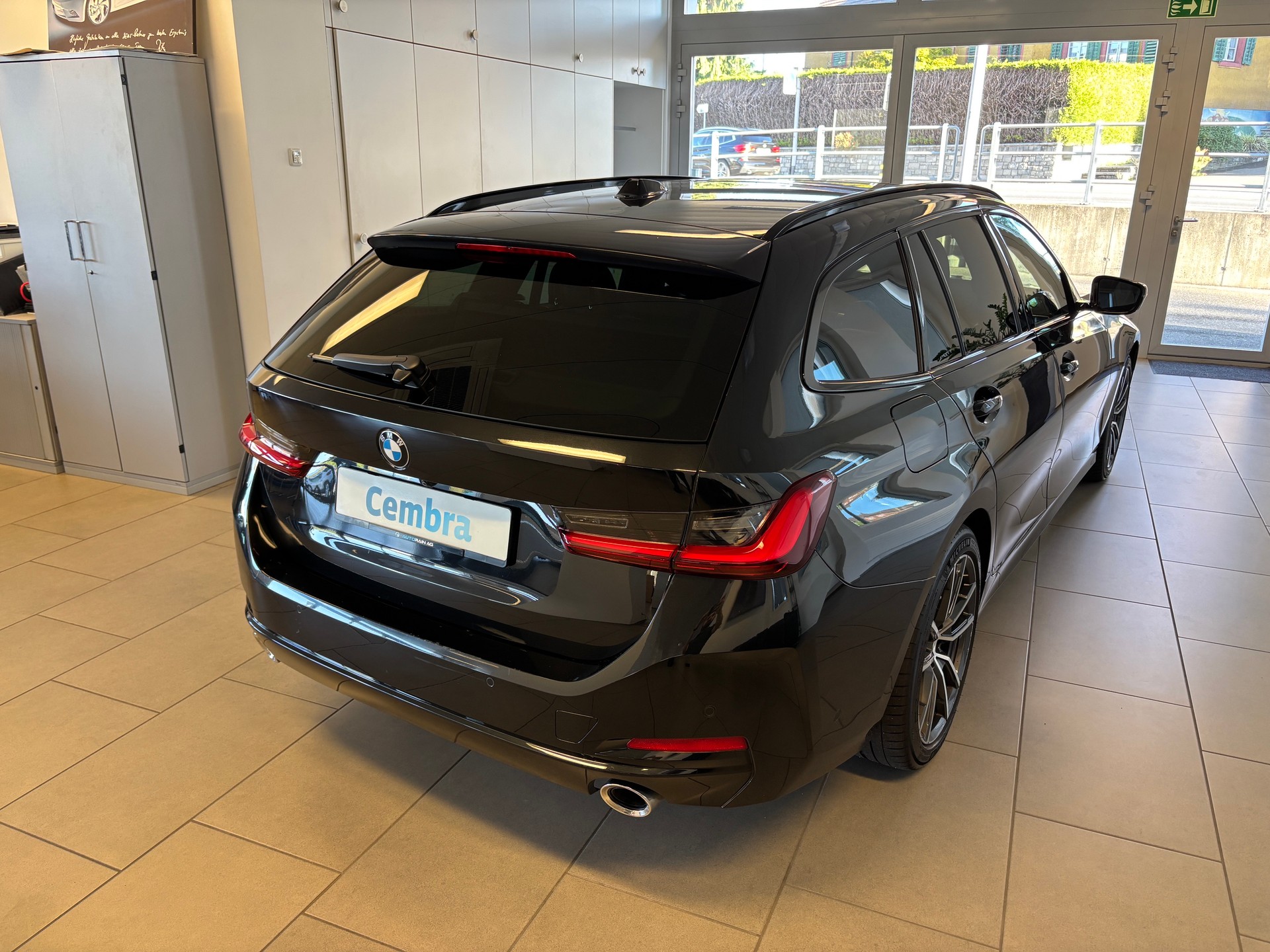 BMW 320d xDrive 48V Touring Steptronic-image-2
