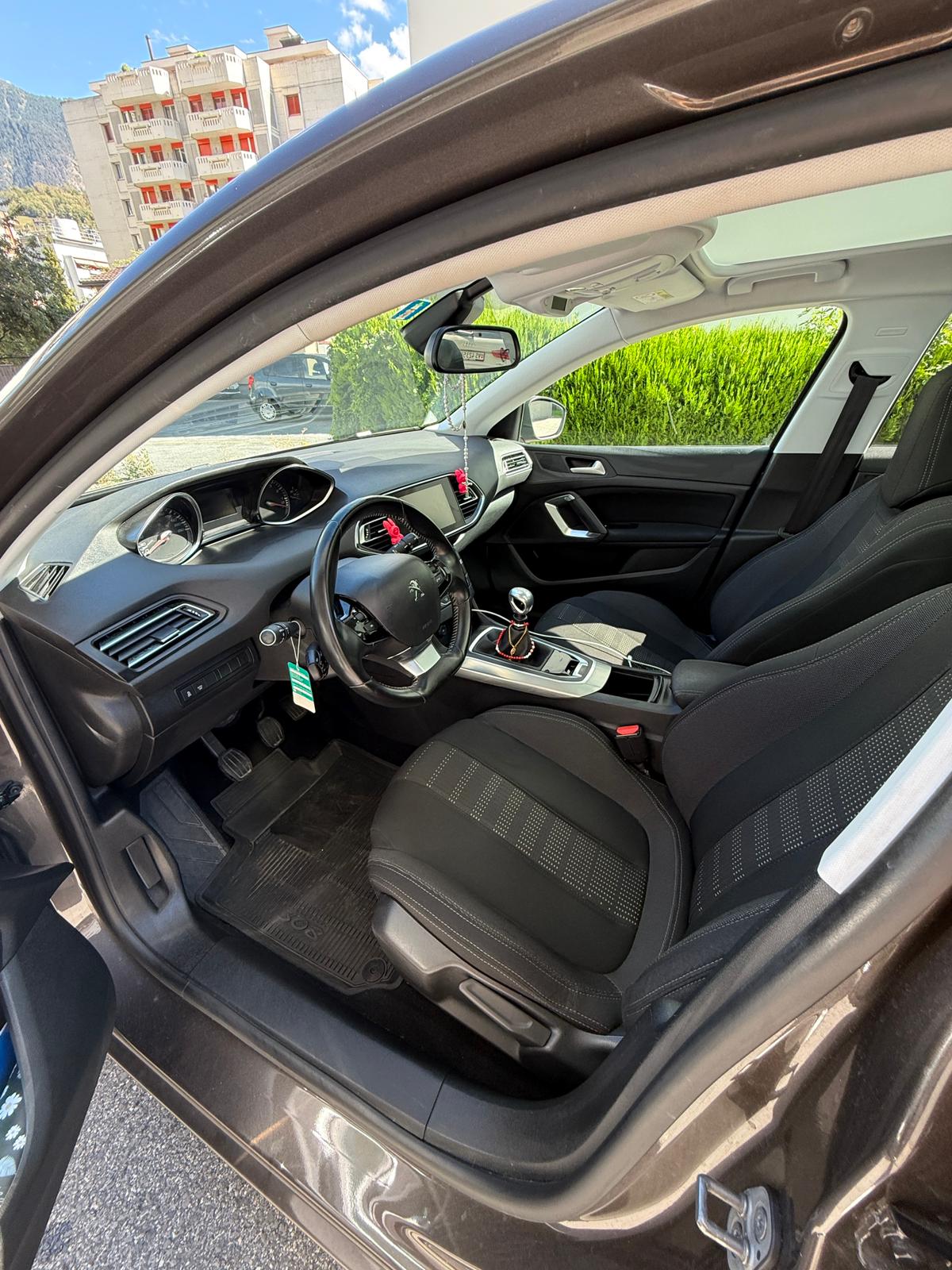 PEUGEOT 1.2 PureTech 130 Allure S/S-image-2