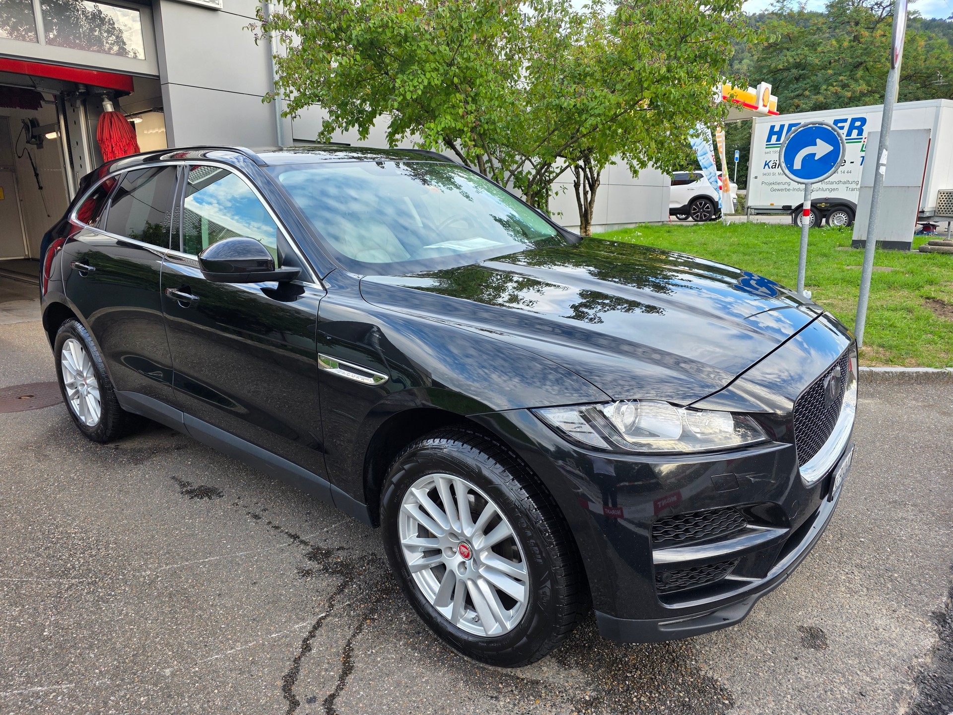 JAGUAR F-Pace 25t 2.0 Portfolio AWD Automatik-image-0