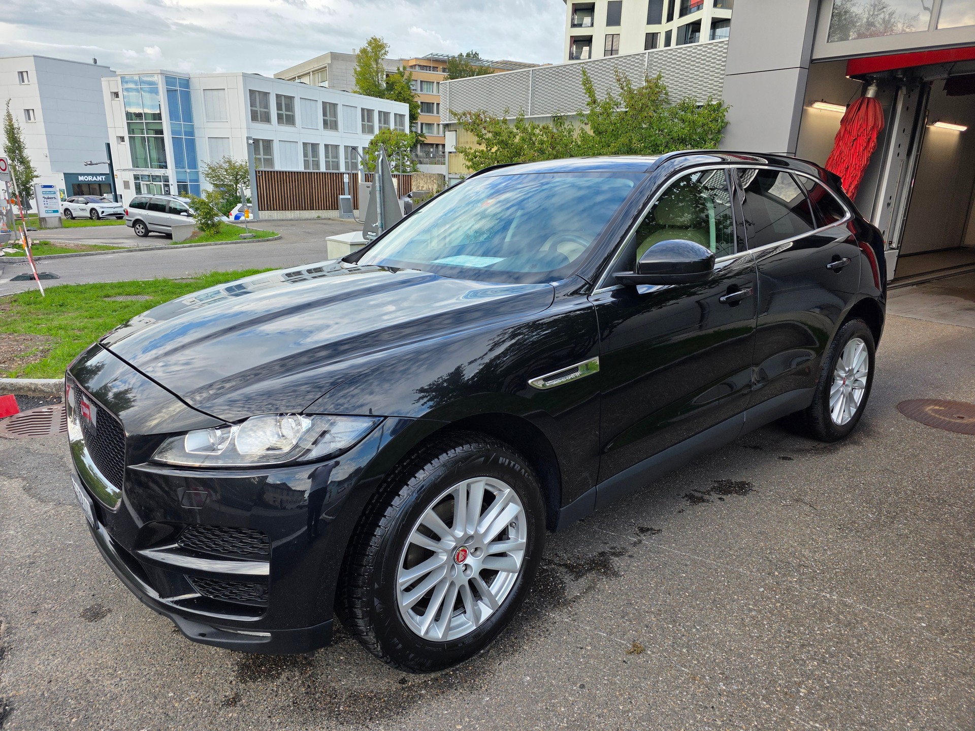 JAGUAR F-Pace 25t 2.0 Portfolio AWD Automatik-image-2