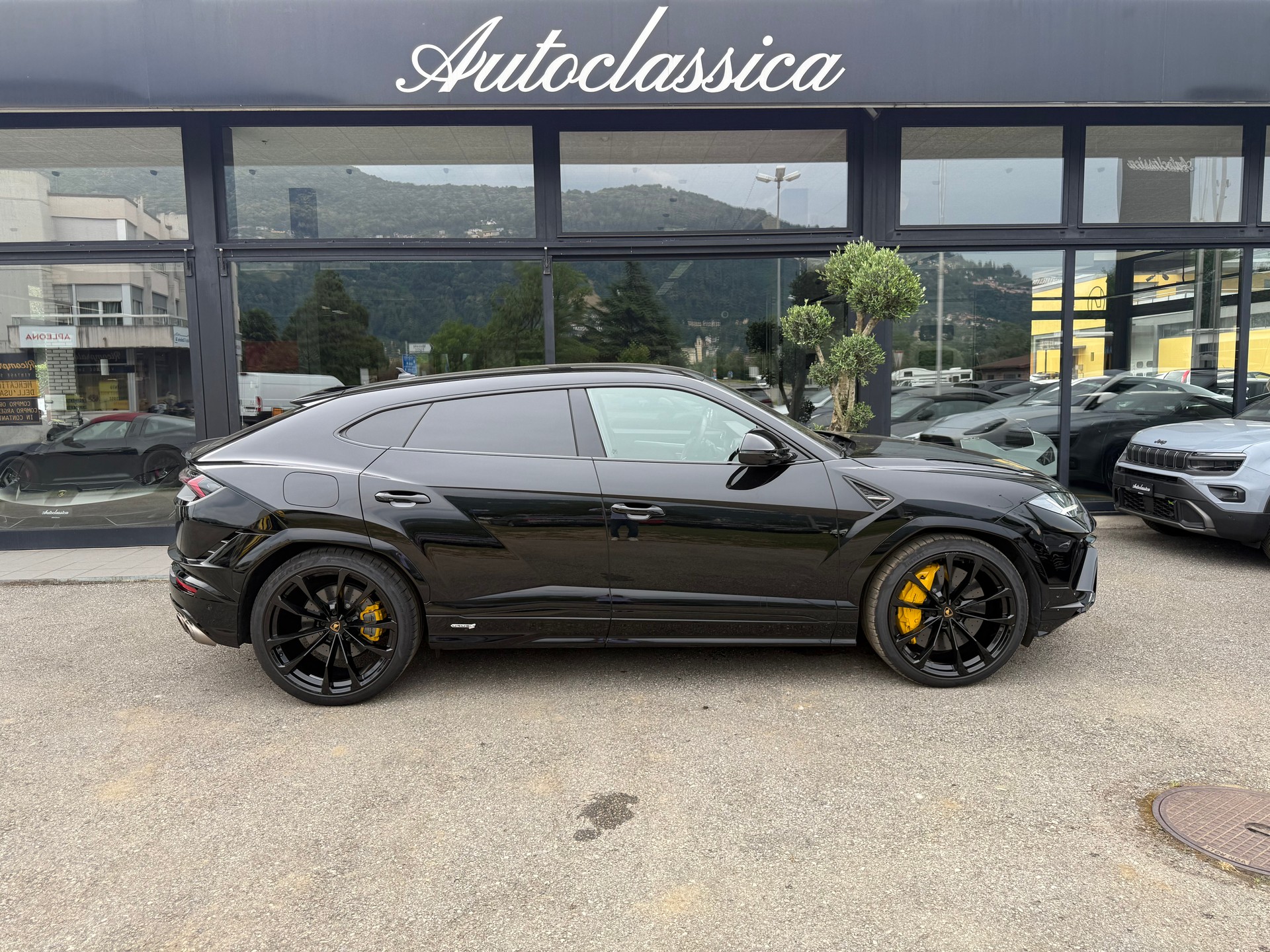 LAMBORGHINI Urus S-image-3