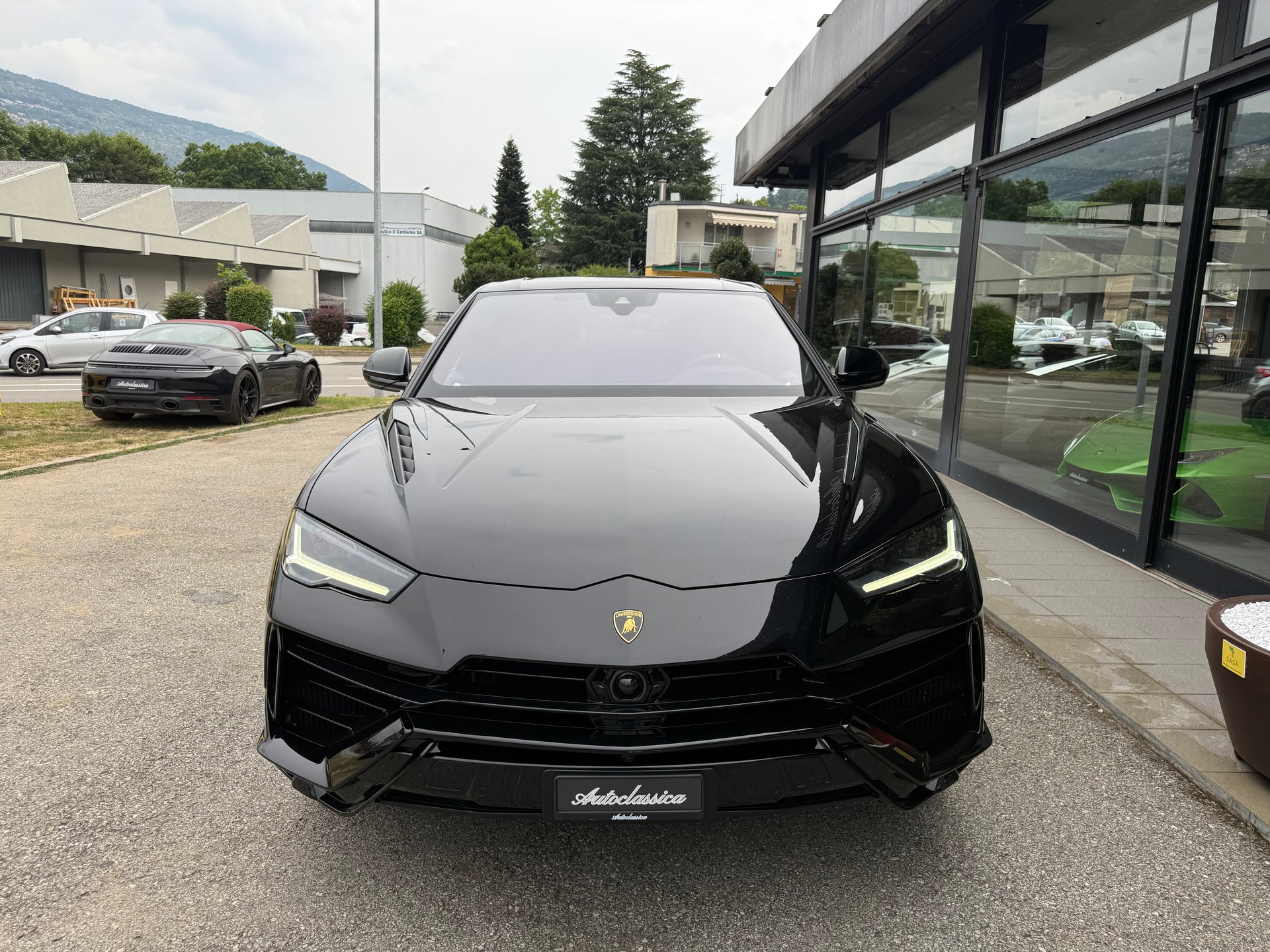 LAMBORGHINI Urus S-image-1