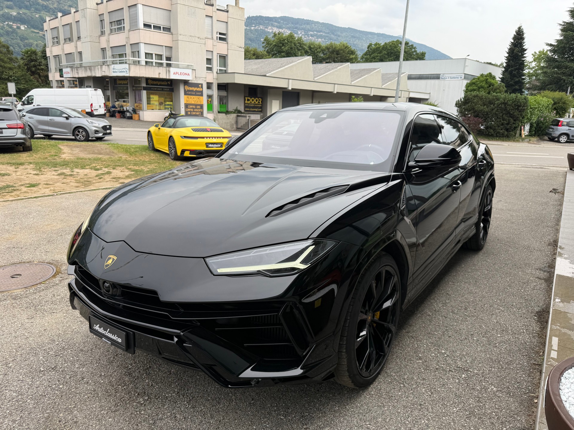 LAMBORGHINI Urus S-image-5