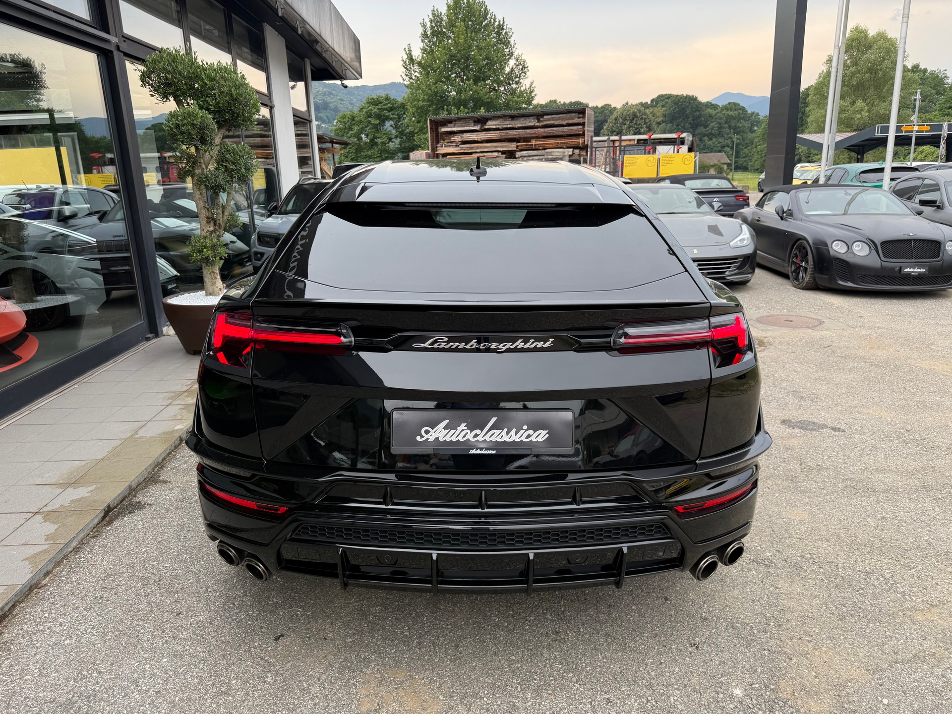 LAMBORGHINI Urus S-image-2