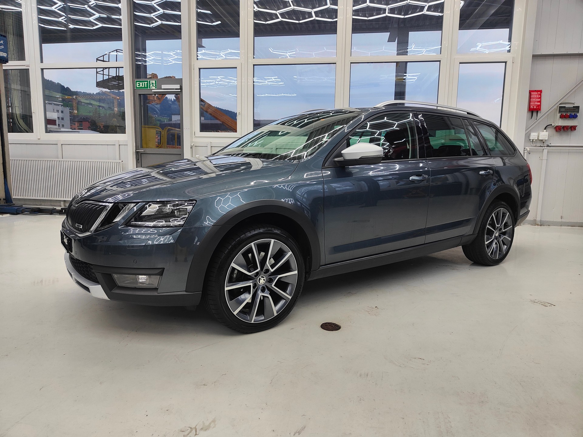 SKODA Octavia Combi 2.0 TDI Scout 4x4 DSG-image-2