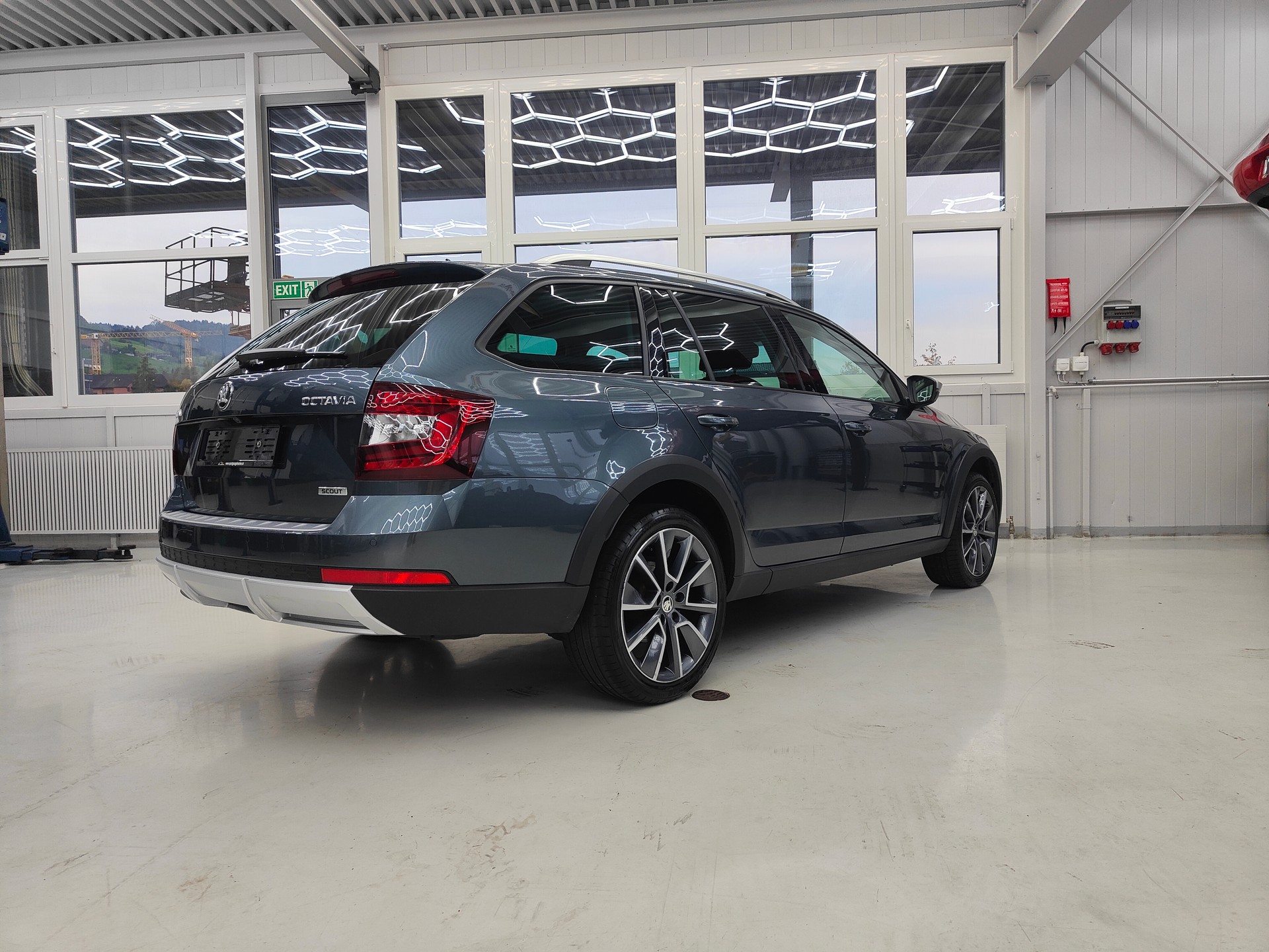 SKODA Octavia Combi 2.0 TDI Scout 4x4 DSG-image-7
