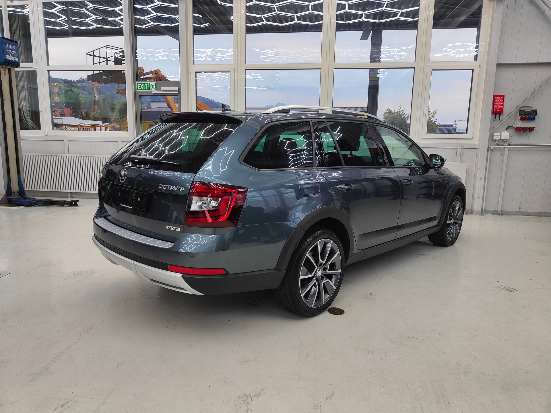 SKODA Octavia Combi 2.0 TDI Scout 4x4 DSG-image-6