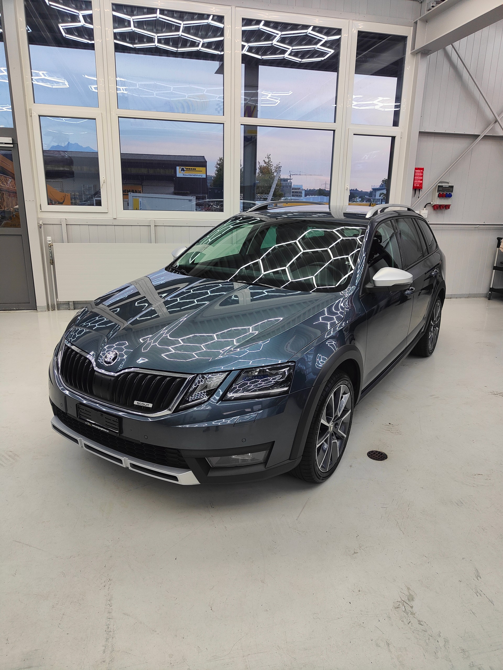 SKODA Octavia Combi 2.0 TDI Scout 4x4 DSG-image-1