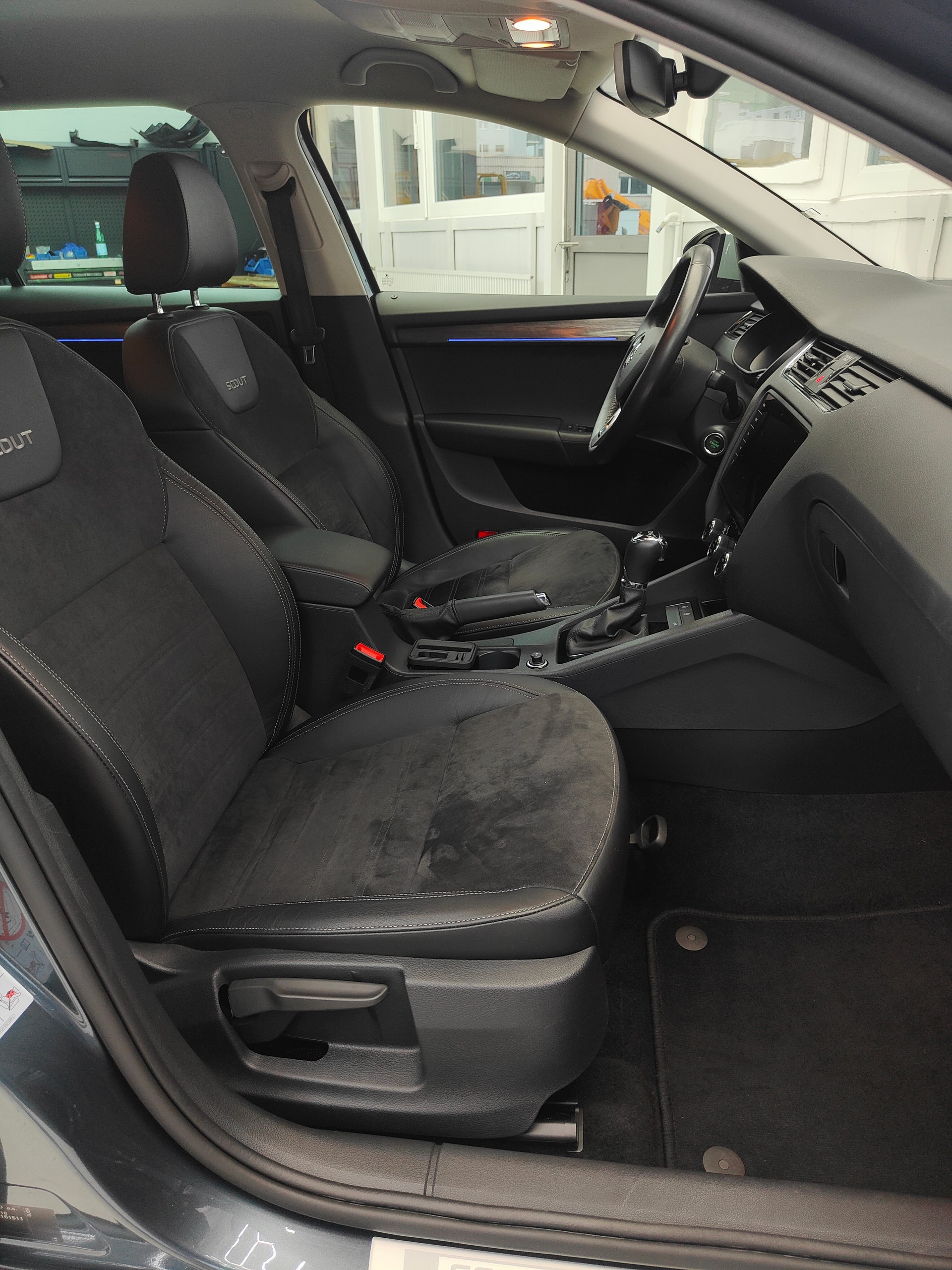 SKODA Octavia Combi 2.0 TDI Scout 4x4 DSG-image-13