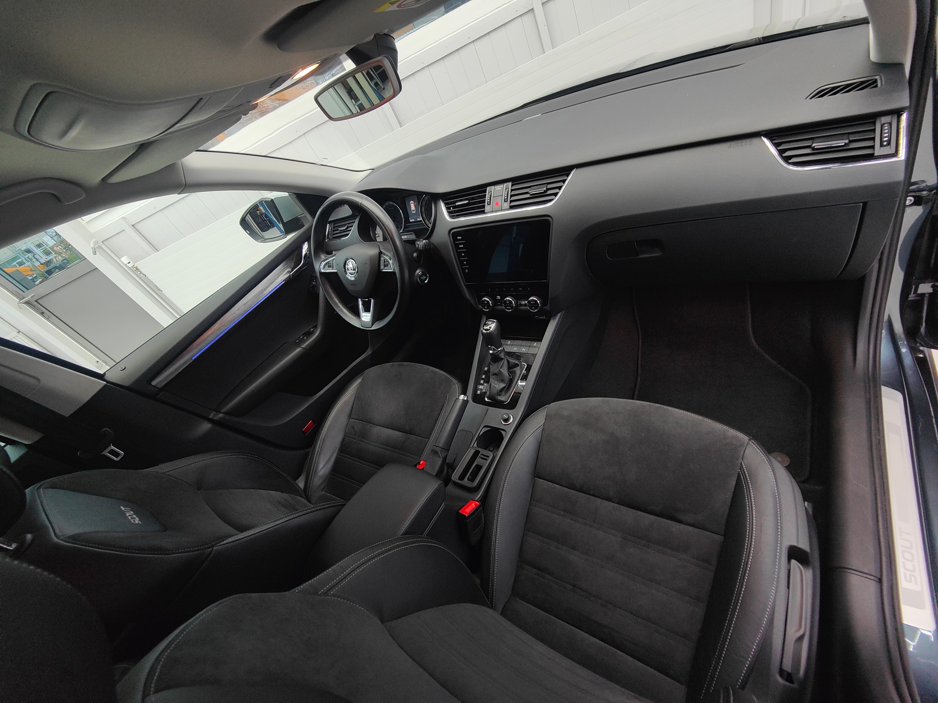 SKODA Octavia Combi 2.0 TDI Scout 4x4 DSG-image-12