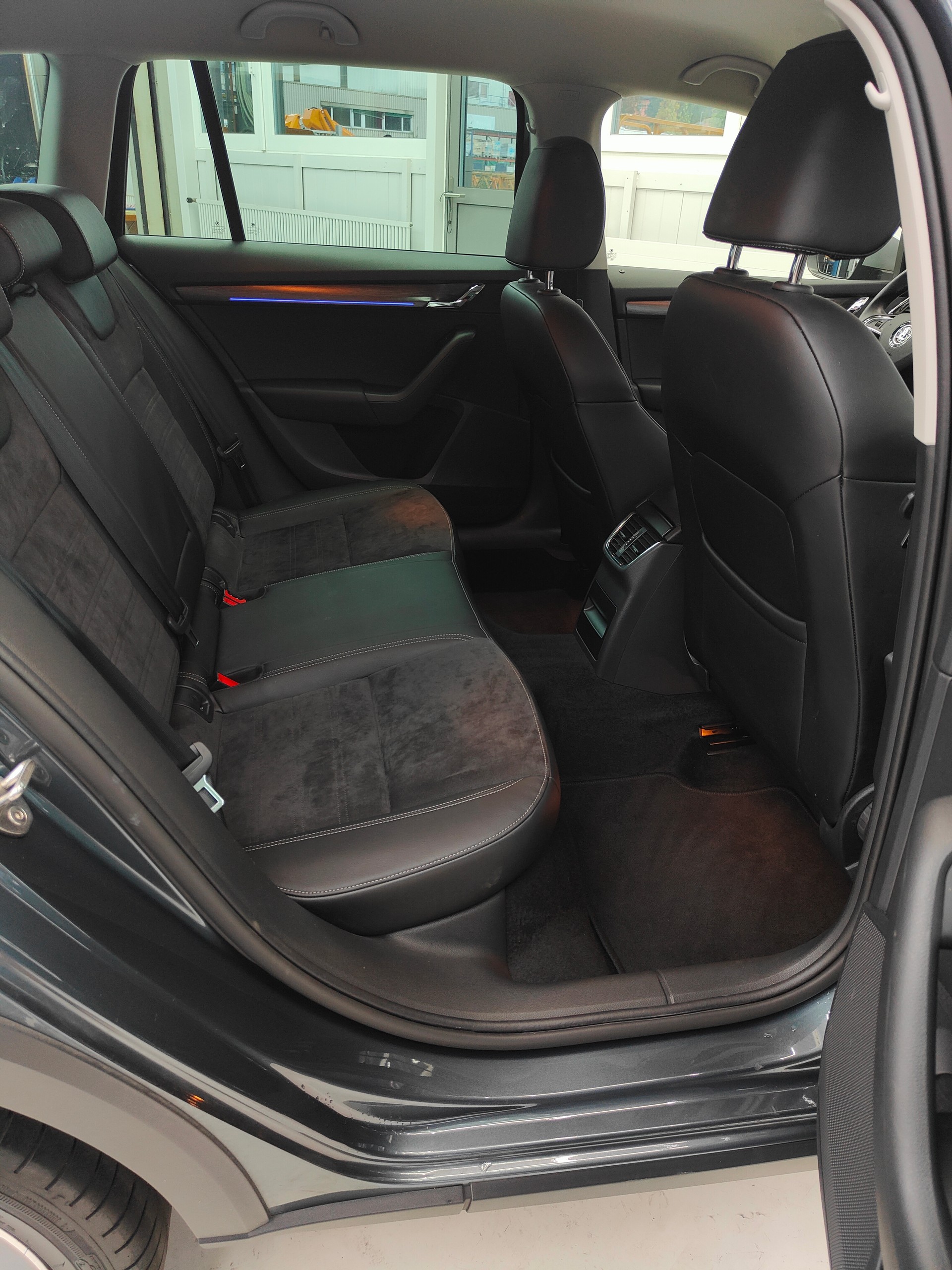 SKODA Octavia Combi 2.0 TDI Scout 4x4 DSG-image-14