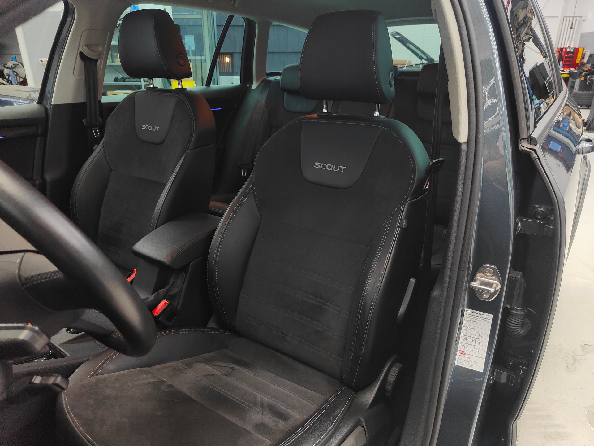 SKODA Octavia Combi 2.0 TDI Scout 4x4 DSG-image-11