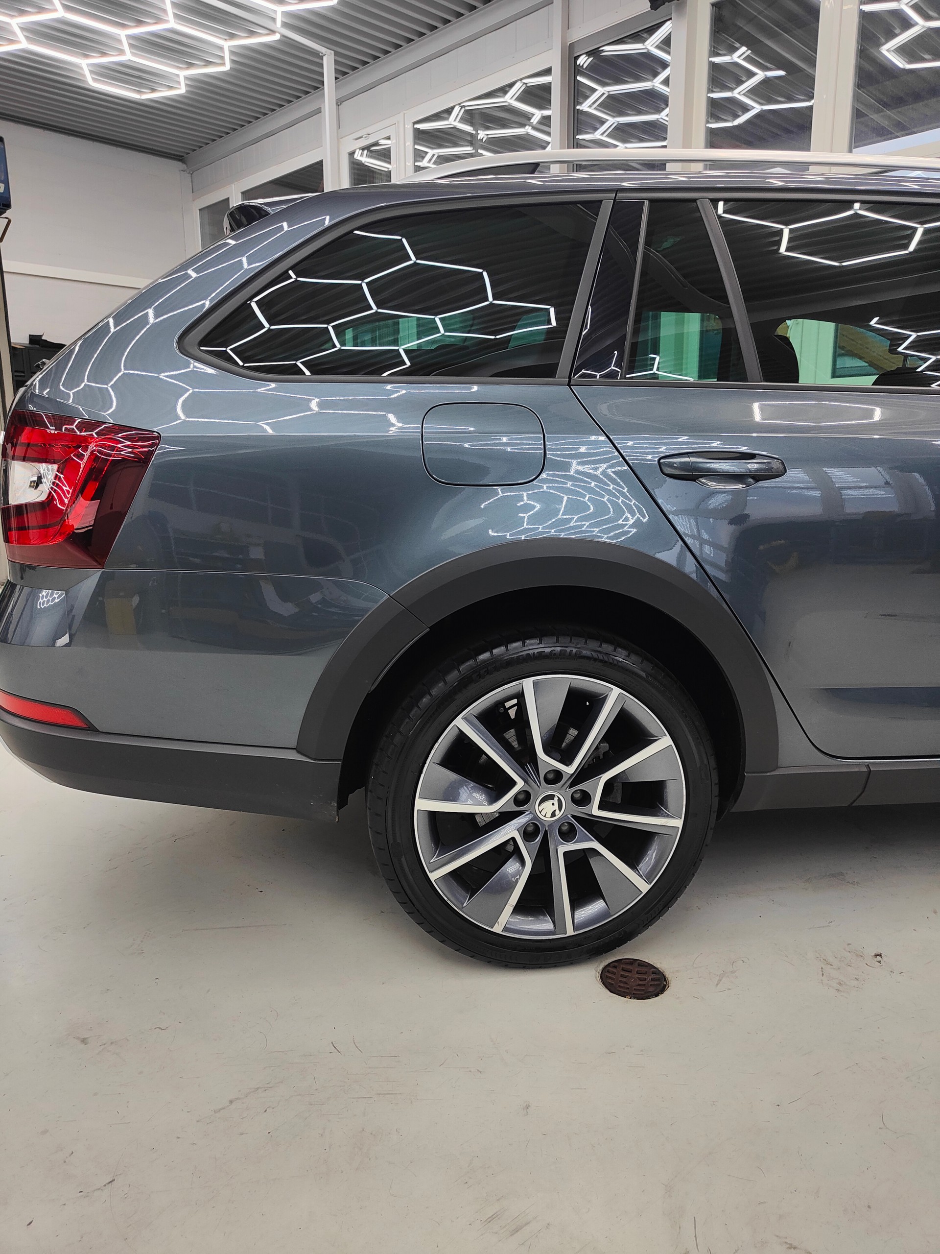SKODA Octavia Combi 2.0 TDI Scout 4x4 DSG-image-8