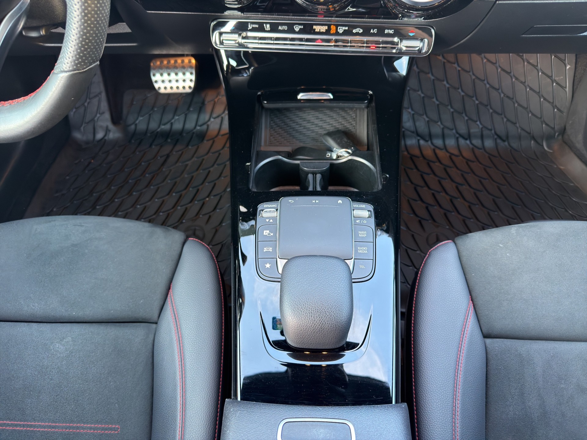 MERCEDES-BENZ A 200 AMG Line 7G-DCT-image-12