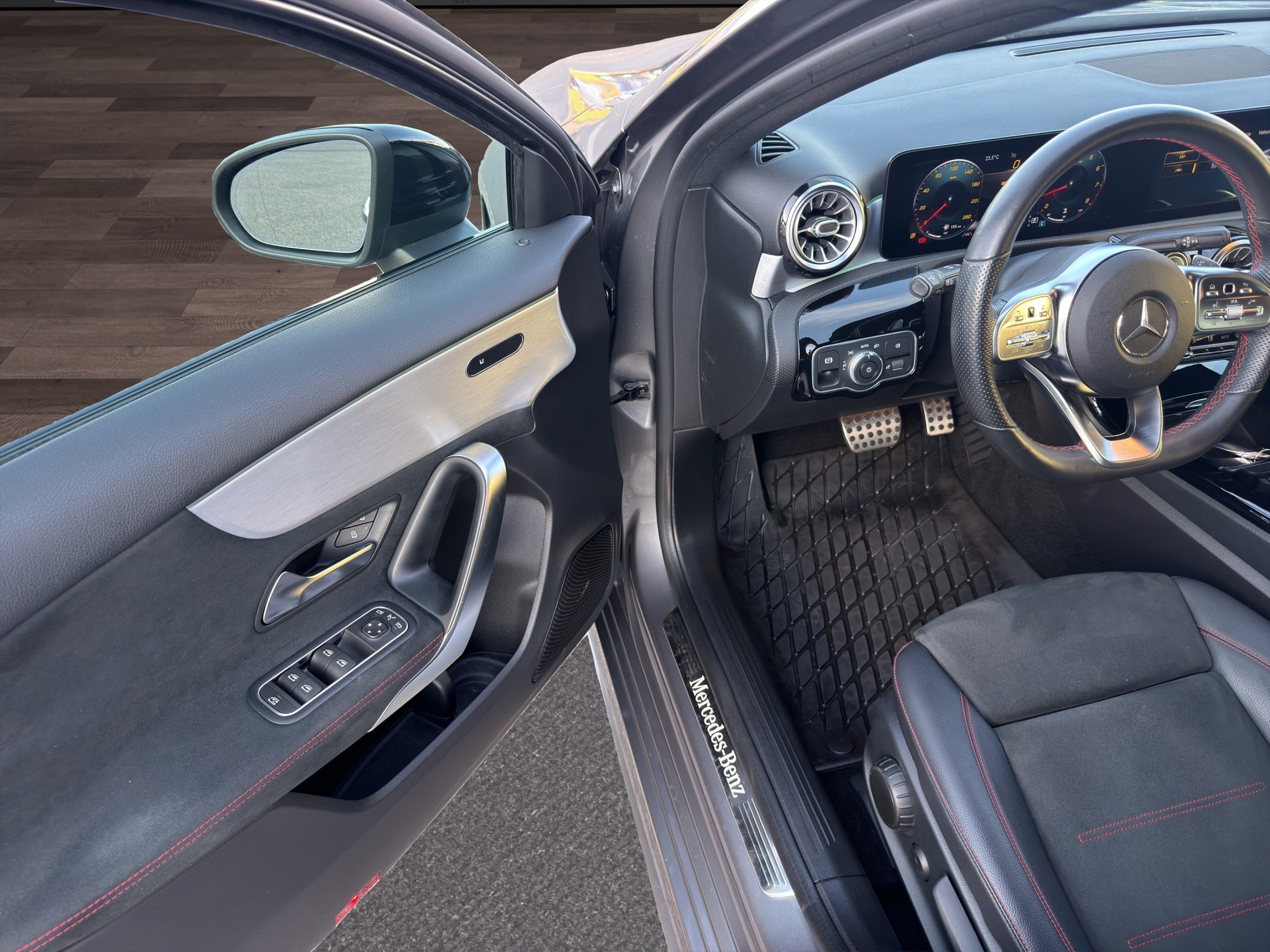 MERCEDES-BENZ A 200 AMG Line 7G-DCT-image-19