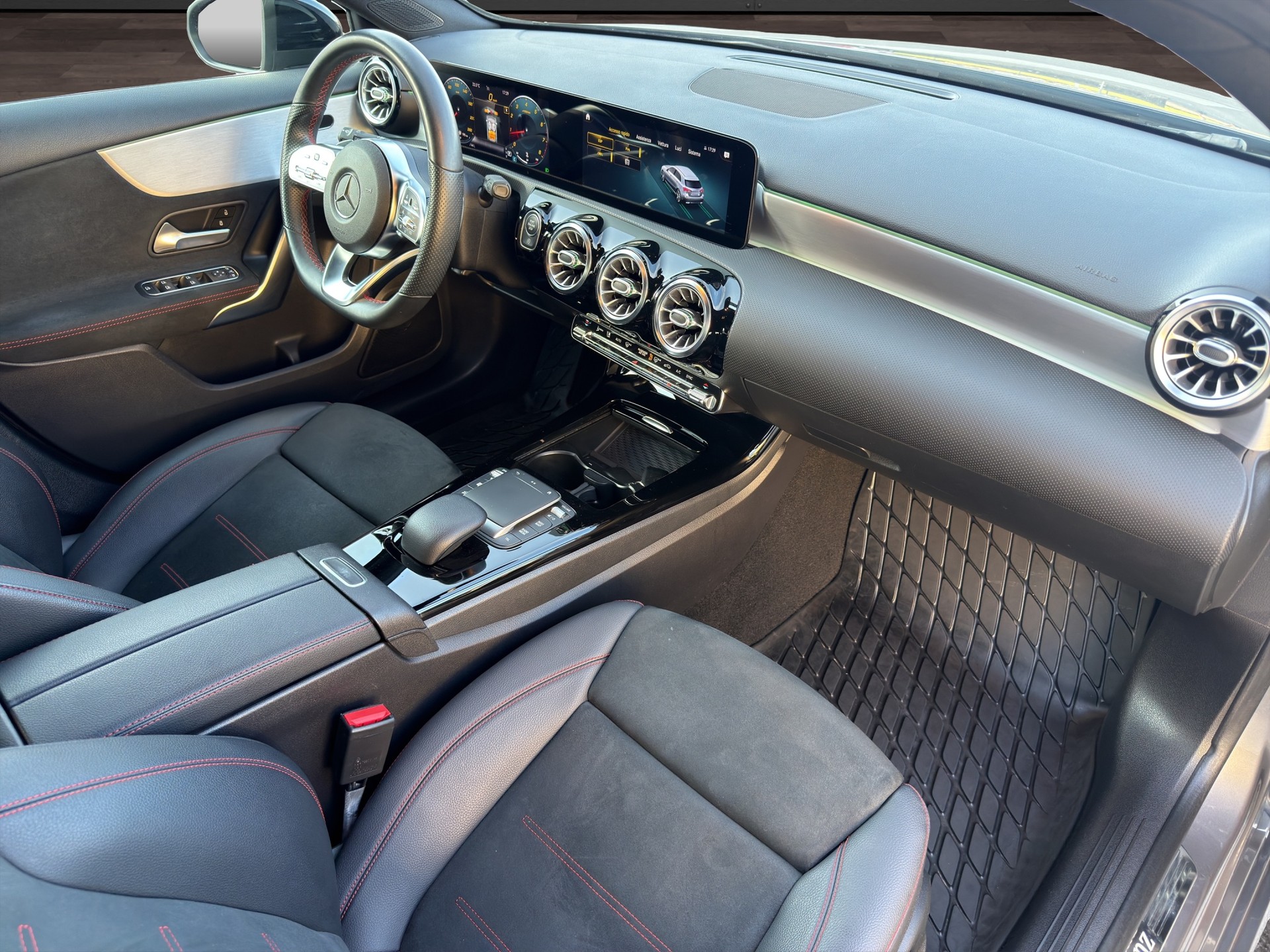 MERCEDES-BENZ A 200 AMG Line 7G-DCT-image-18