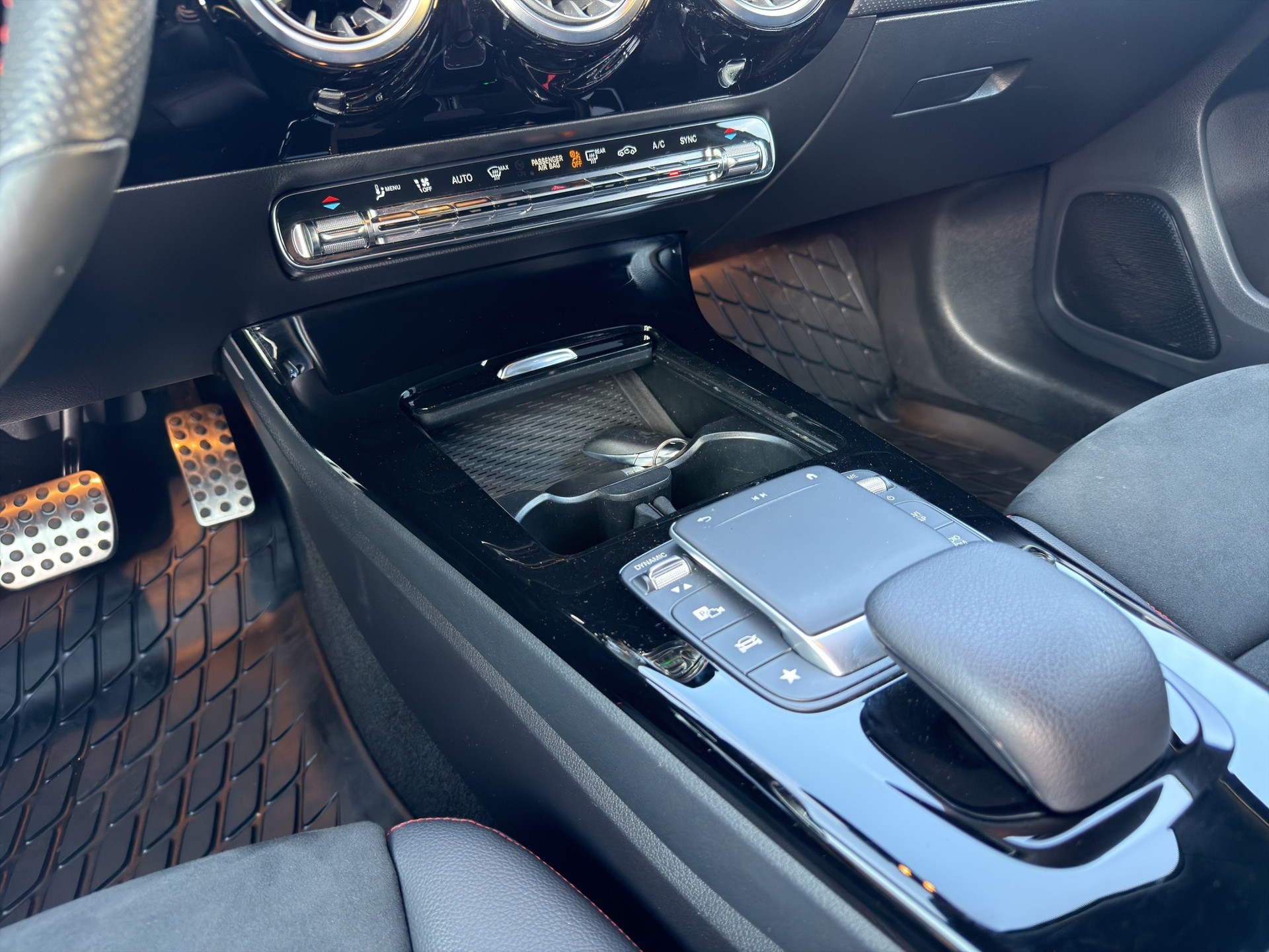 MERCEDES-BENZ A 200 AMG Line 7G-DCT-image-13
