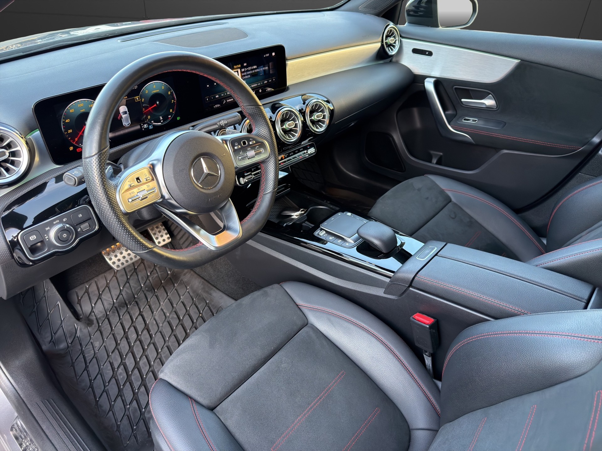 MERCEDES-BENZ A 200 AMG Line 7G-DCT-image-9