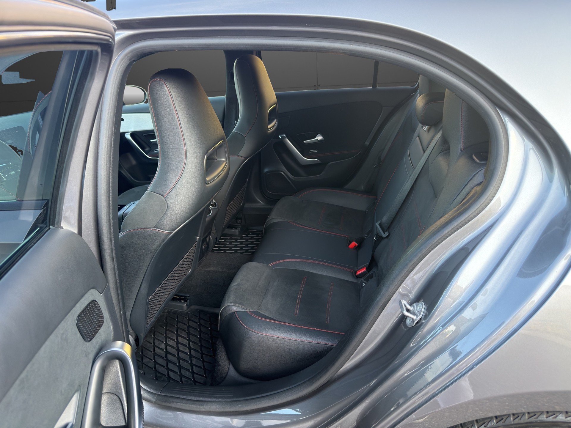 MERCEDES-BENZ A 200 AMG Line 7G-DCT-image-22