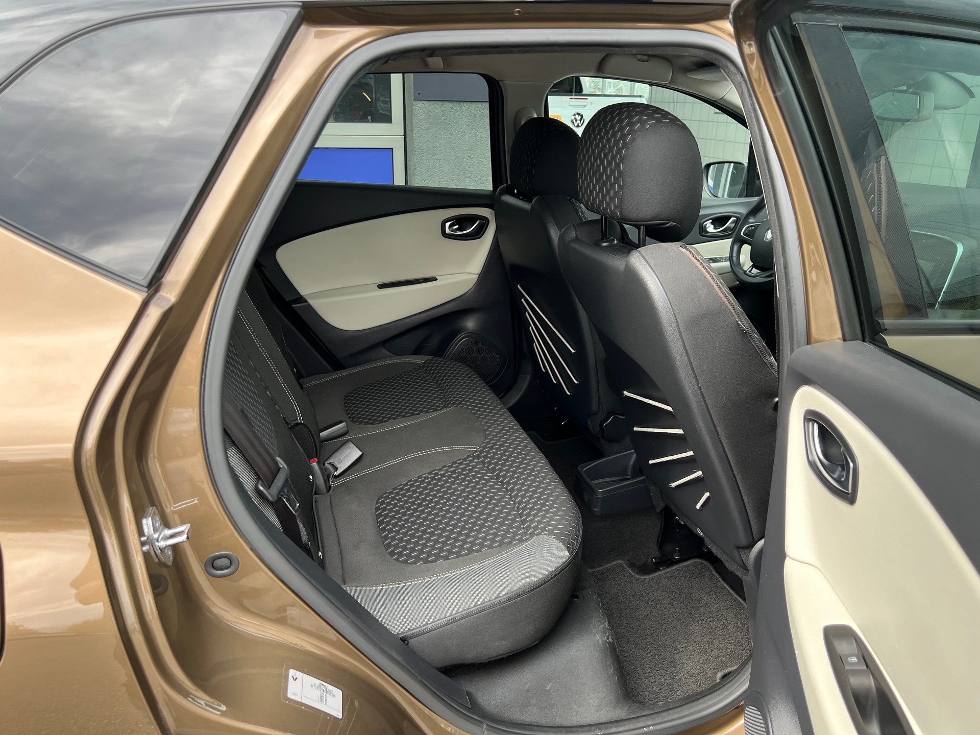 RENAULT Captur 1.2 TCe Intens EDC S/S-image-11