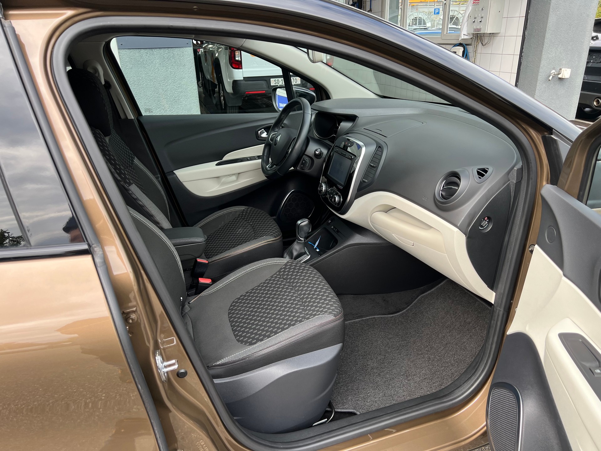 RENAULT Captur 1.2 TCe Intens EDC S/S-image-10